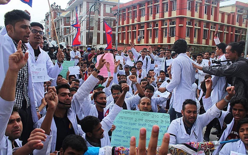 धर्नामा बसेका ३ दर्जन चिकित्सक पक्राउ 