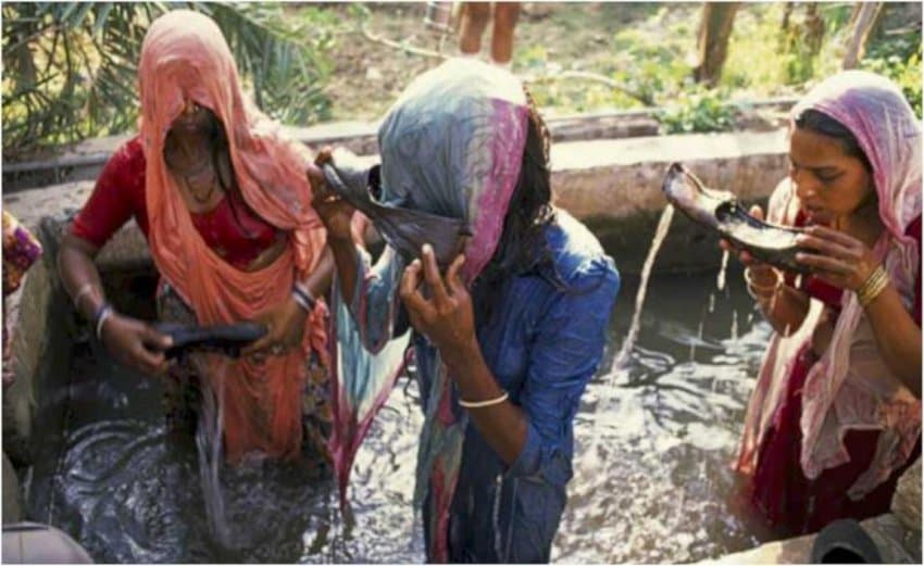 कस्तो अनौठो संस्कार, जँहा पत्नीलाई पतिको जुत्ताको पानी खुवाइन्छ