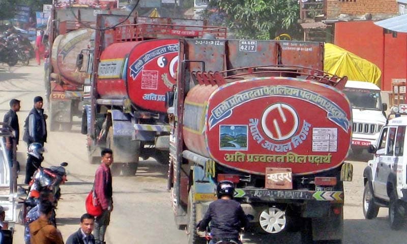 तत्काल इन्धन ढुवानी नगर्ने ट्याङ्करको ढुवानी सम्झौता रद्द गर्ने आयल निगमको चेतावनी