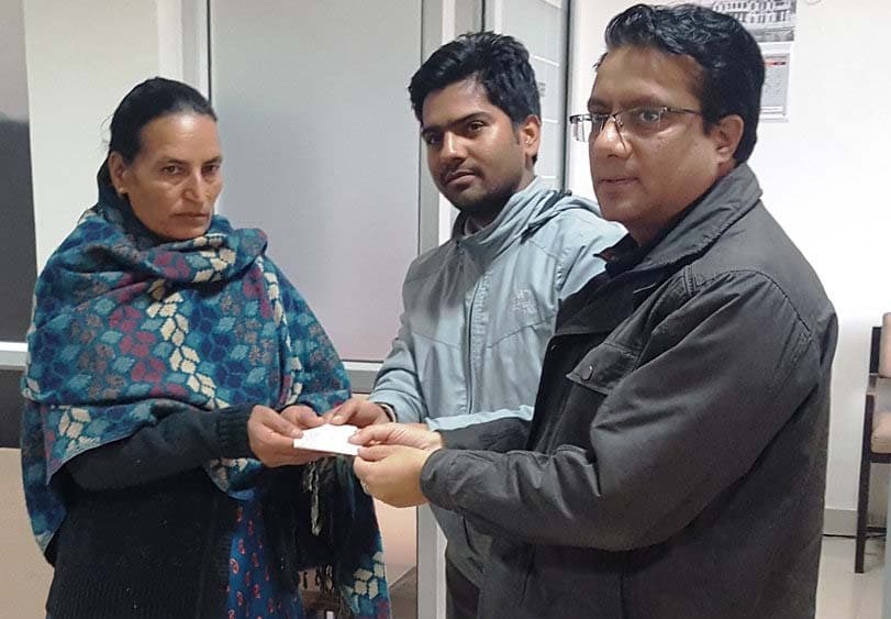 हिमालयन बैंकद्वारा दुर्घटनामा मृत्यु भएकाको परिवारलाई बीमा रकम हस्तान्तरण
