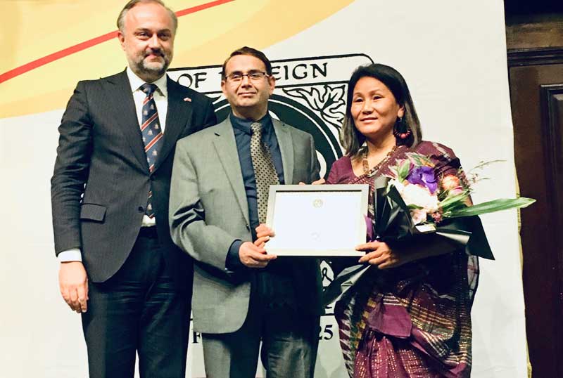अमेरिकामा १९ देशका नारीहरूसंगै नेपाली चेली ईन्दिरा सम्मानित