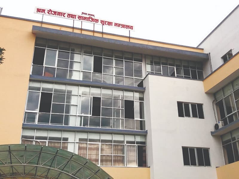 रिक्त रोजगार संयोजक पदका लागि १० हजार जनाको आवेदन