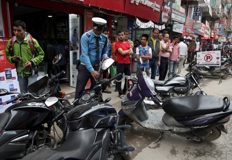 जथाभावी पार्किङ गर्ने सवारी साधनमा ‘ह्वील लक’ गर्न सुरु, एक हजार ५ सय ४८ परे कारवाहीमा