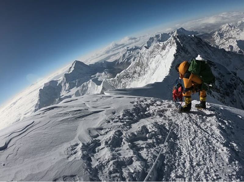 सगरमाथाको उचाइ मापन गर्न गएको टोली सगरमाथा चुचुरोमा पुग्यो