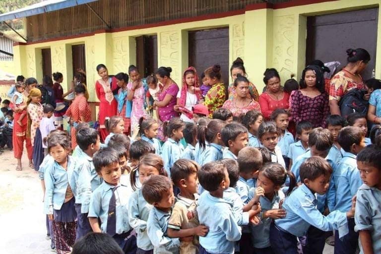 पर्यटनदूत राजा घलेको पहलमा चेपाङ बालबालिकाहरूलाई पोशाक र शैक्षिक सामग्री वितरण
