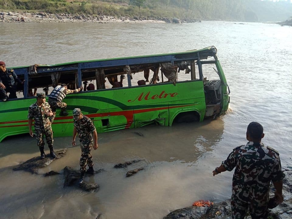 त्रिशूलीमा बस खस्दा पाँचको मृत्यु, २९ घाइते