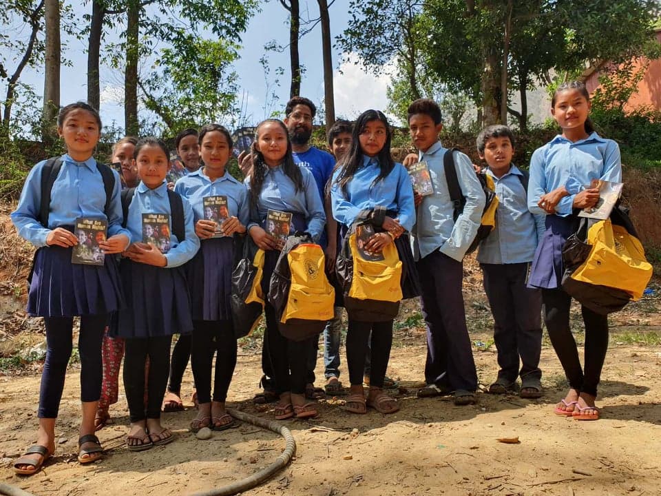 युथ फर ह्युमन राइट्स र कर्ण सकरात्मक सोचद्धारा तेमालका बालबालिकालाई शैक्षिक सामाग्री सहयोग
