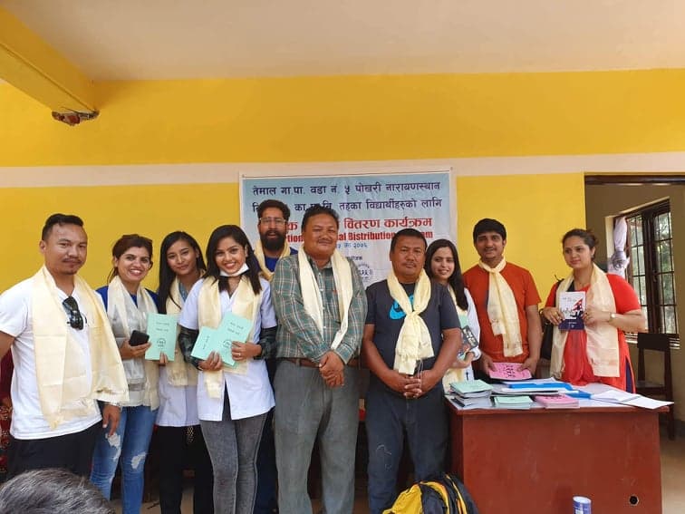 युथ फर ह्युमन राइट्स र कर्ण सकरात्मक सोचद्धारा तेमालका बालबालिकालाई शैक्षिक सामाग्री सहयोग