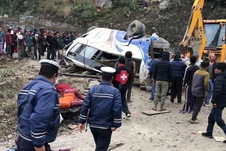 सिन्धुपाल्चोकमा बस दुर्घटना, मृतकको संख्या १४ पुग्यो