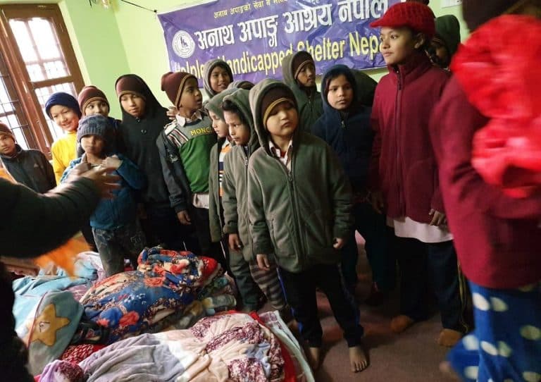 नेपाल बंगलादेश बैंकले अनाथ बालबालिकालाई बाढ्यो न्यानो कपडा