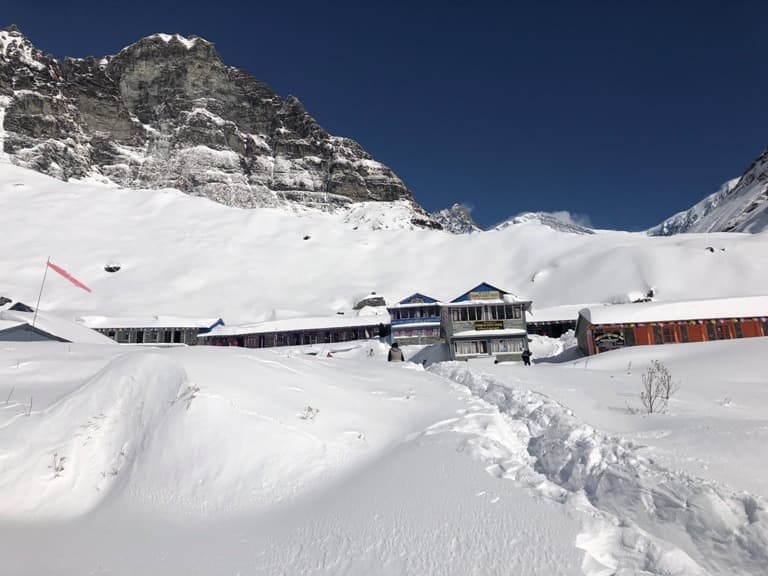अन्नपूर्ण आधार शिविरको हिमपहिरोमा हराएका पदयात्री भेट्न अझै कठिन, काेरियाली उद्धार टाेली जाँदै