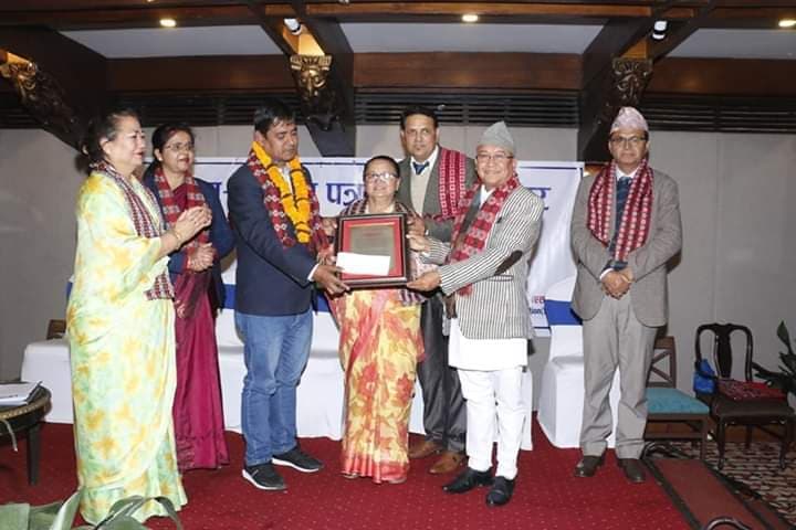 मनराम एसकाज पत्रकारिता पुरस्कार शाक्यलाई हस्तान्तरण