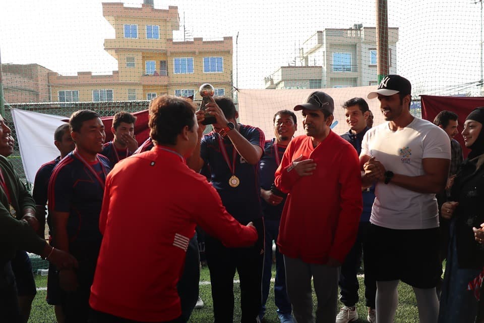 कतारको राष्ट्रिय खेलकुद दिवसमा फुटवल प्रतियोगिता आयोजना, व्रिटिश राजदुतावासले उचाल्यो ट्रफि