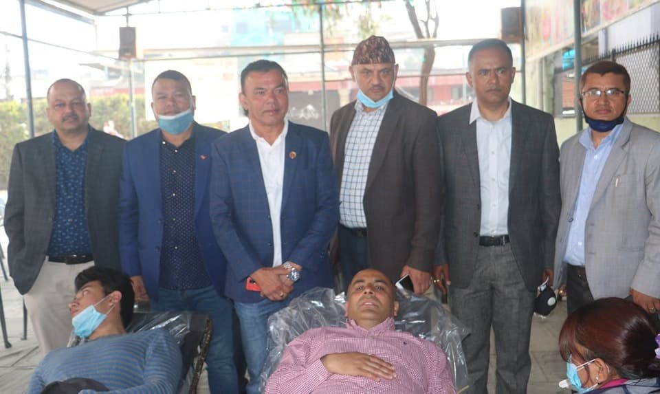 रगत अभावमा सहयोग गर्न मेनपावर व्यवसायीहरुद्धारा रक्तदान