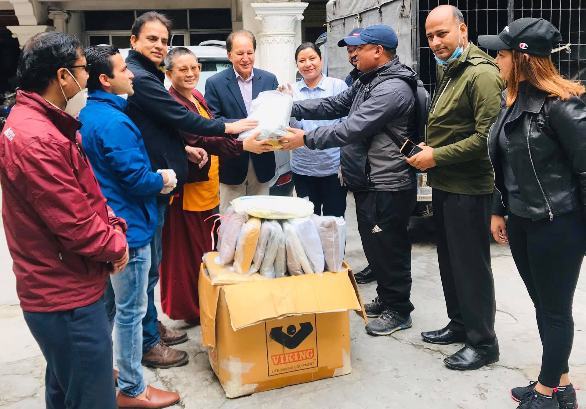 कोरोनाको हटस्पट बनेको त्रियुगा नगरलाई ‘प्रारम्भ’ संस्थाद्धारा ४० थान ‘पीपीई सेट’ सहायता
