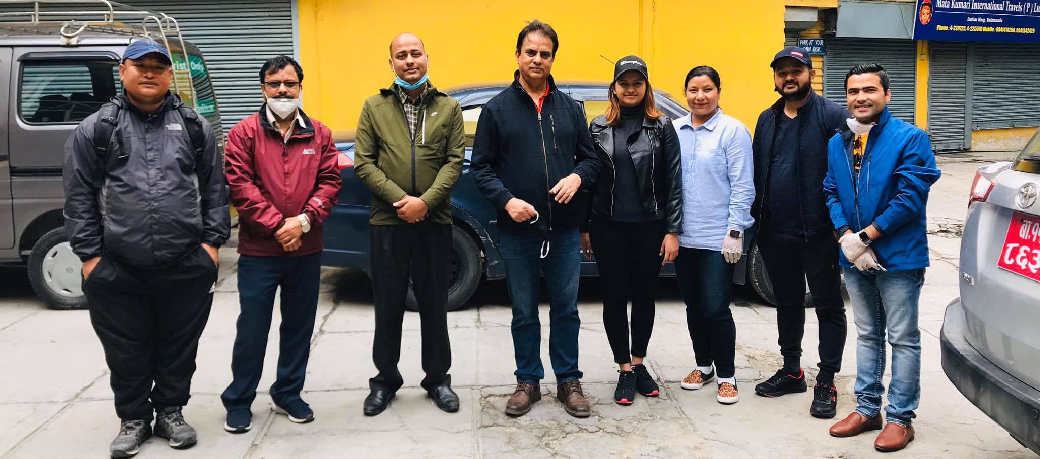 कोरोनाको हटस्पट बनेको त्रियुगा नगरलाई ‘प्रारम्भ’ संस्थाद्धारा ४० थान ‘पीपीई सेट’ सहायता
