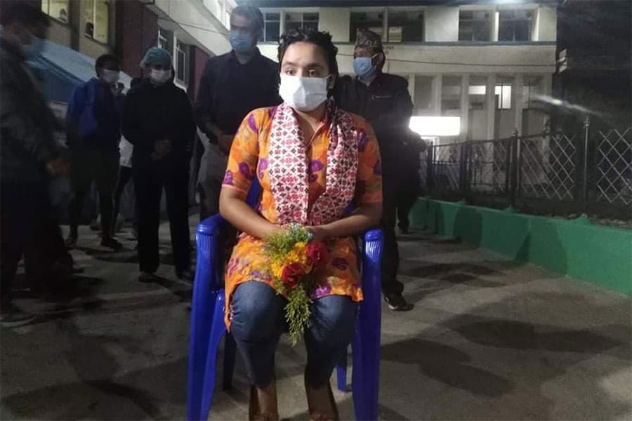 बाग्लुङकी १९ वर्षिया युवती उपचारपछि घर फर्किइन, चितवनका युवकलाई डिस्चार्जको तयारी