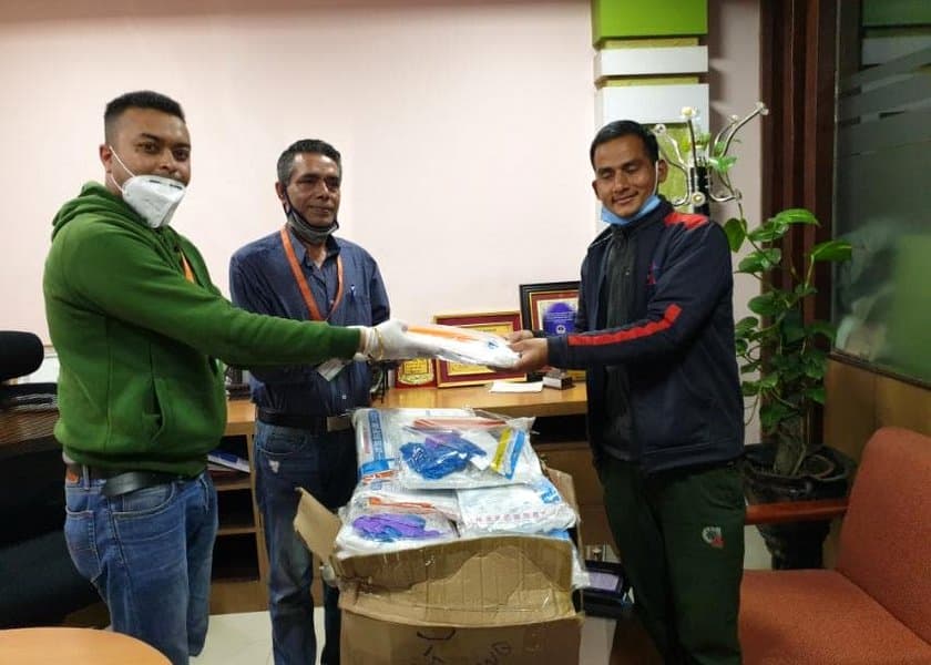 सेञ्चुरी बैंकद्वारा रुकुमको चौरजहारी अस्पताललाई २० थान पीपीई सहयोग