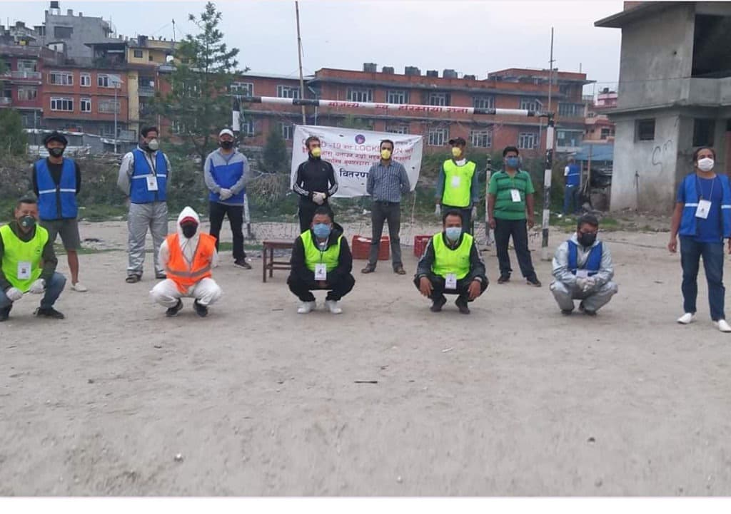खाद्यान्न अभाव झेलिरहेकालाई मनकारी युवाहरुले खुवाउदै निःशुल्क खाना