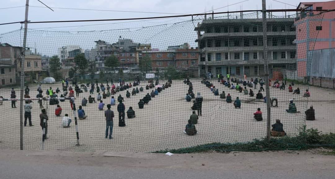 खाद्यान्न अभाव झेलिरहेकालाई मनकारी युवाहरुले खुवाउदै निःशुल्क खाना