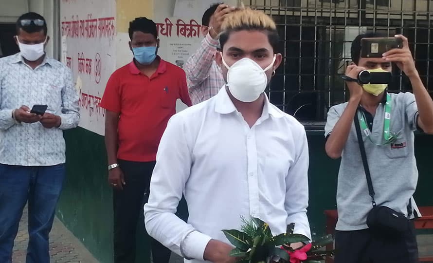 सेती प्रादेशिक अस्पतालमा कोरोनाको उपचार गराइरहेका एक युवक निको भएपछि डिस्चार्ज