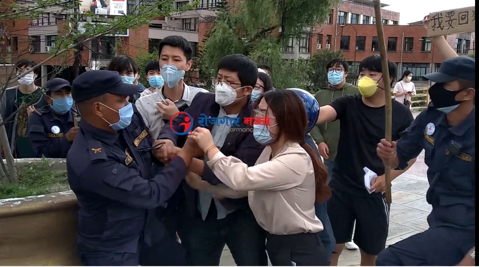 चिनिया नागरिक र नेपाल प्रहरीबीच सिंहदरबार अघि नै भिडन्त (Exclusive Video)