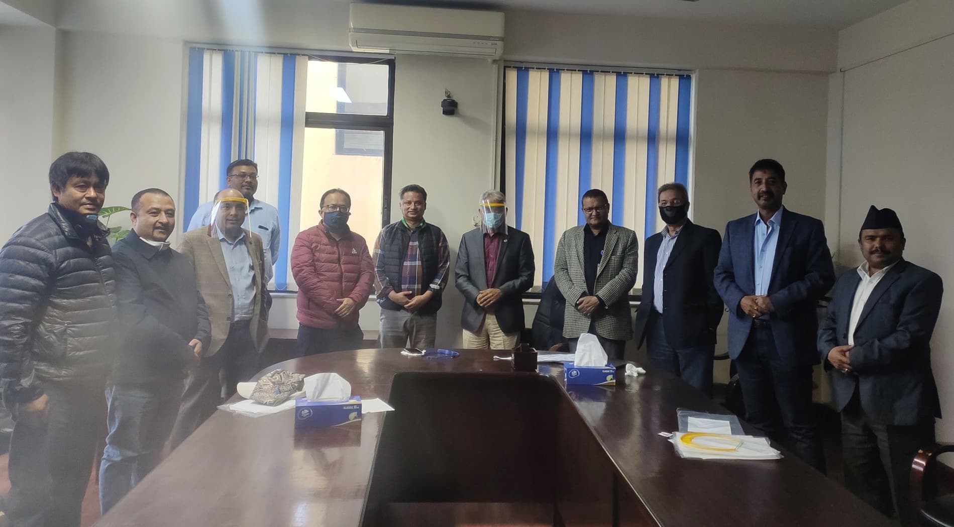 नेपालमै बन्न थाल्यो ‘फेसशिल्ड’, कोरोना उपचारमा संलग्न स्वास्थ्यकर्मीलाई उपलब्ध गराइने