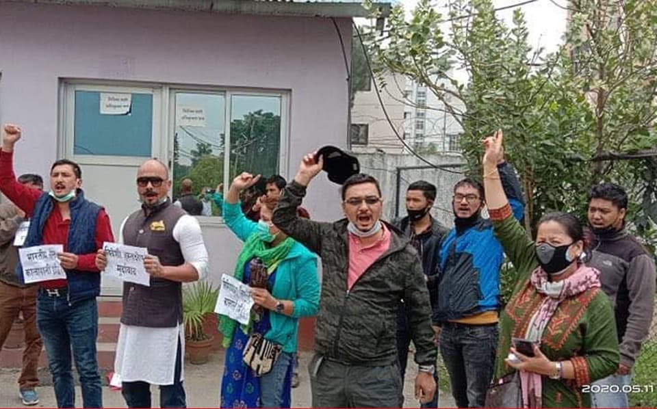 भारतीय दूतावास अघि राप्रपा युवाहरुको विरोध प्रर्दशन, प्रहरीले लियो हिरासतमा