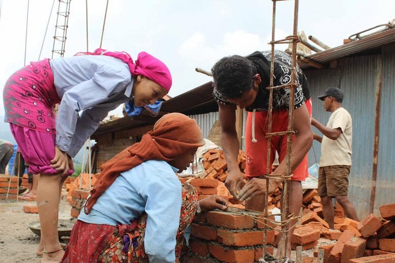 कोरोना कहर : समस्यामा परेका श्रमिकहरुको सहायतामा जुटदै महिला संघ