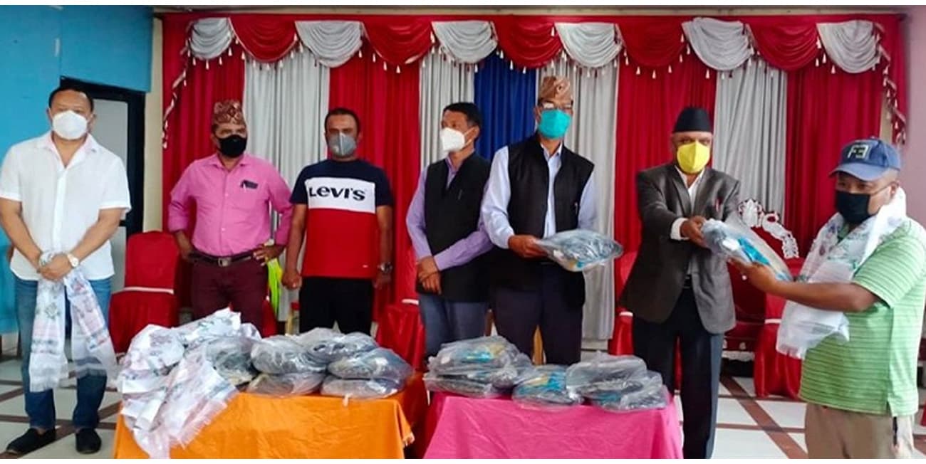 कांंग्रेस नेता हुमागाईँले दिए काभ्रेका एम्बुलेन्स चालकलाई स्वास्थ्य सुरक्षा सामग्री