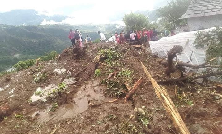 पर्वतको कुश्मामा पहिरो : पाँचजनाको शव भेटियो, चारजना अझै वेपत्ता