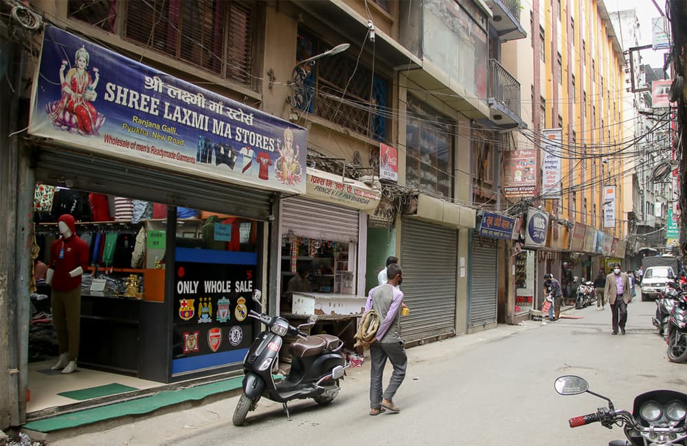 काठमाडौंका व्यापारीले विहानैबाट सबै पसल खोले, सरकारले बोलायो वार्तामा