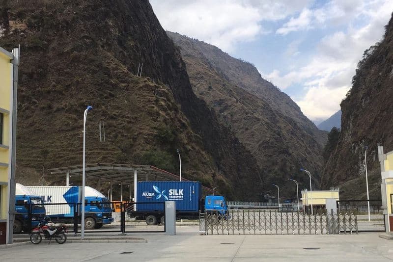 पहिरो खसेपछि तातोपानी भएर भित्रिने मालवाहक सवारी साधन अलपत्र