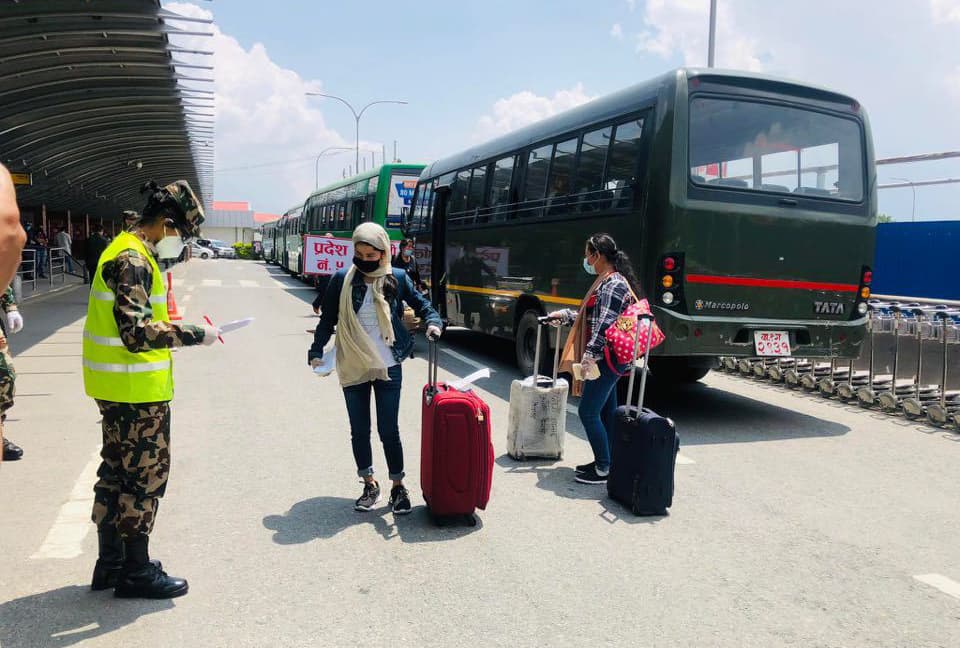 कुवेत सरकारले निःशुल्क ल्यायो ३ सय नेपाली, सेल्टरमा बसेका सबैलाई ल्याउँदै