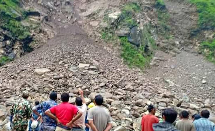 कालीकोटमा बाढी पहिरो : एकै घरका ७ सहित ८ को मृत्यु, ४ जनाले भागेर ज्यान जोगाए
