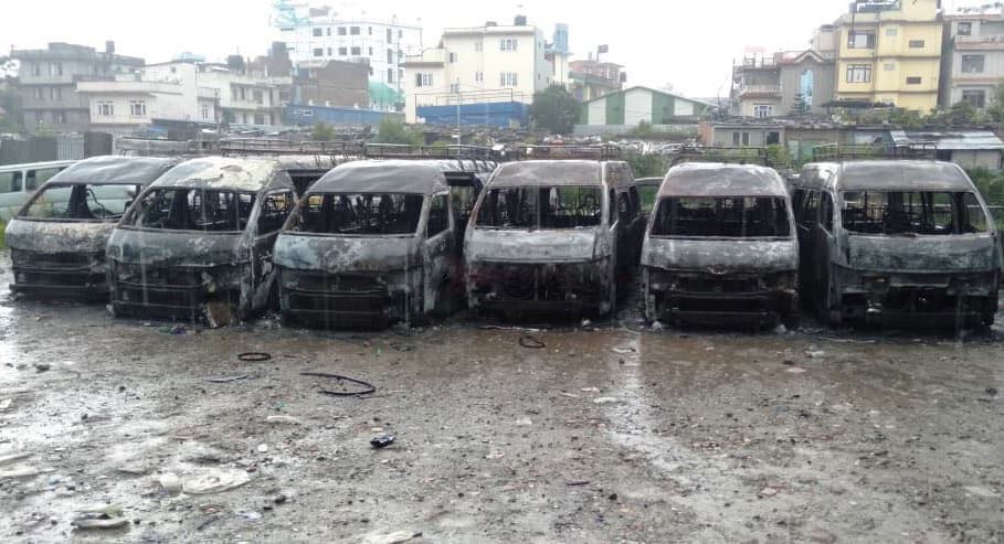 नयाँ बसपार्क नजिकैको ग्यारेजमा आगलागी हुदा १२ वटा माइक्रोबस जले