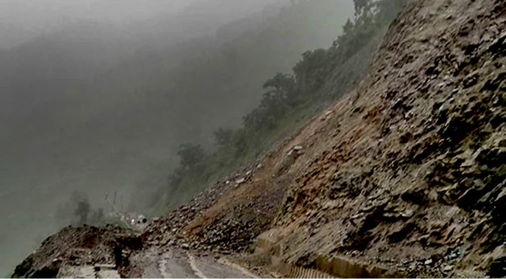 पहिरोले नारायणगढ मुग्लिन सडक अवरुद्ध, वैकल्पिक मार्ग प्रयोग गर्न आग्रह