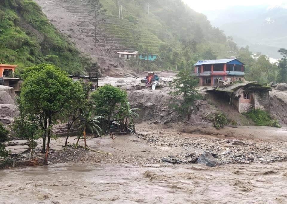सिन्धुपाल्चोकमा भीषण बाढी :  १५ घर बगायो, १९ बेपत्ता, दुईको शव भेटियो