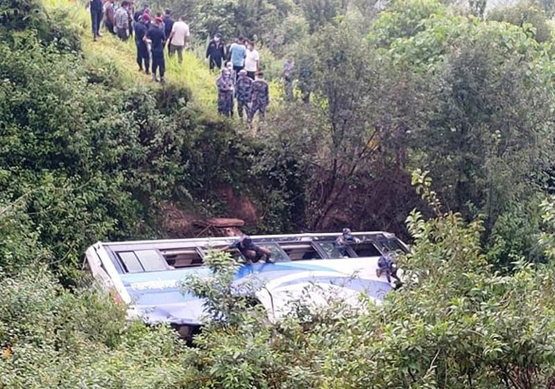 डोटीमा बस दुर्घटना : तीनको मृत्यु, ३२ घाइते