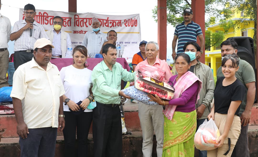 बाढी पहिरो पिडितलाई लिस्नर्स क्लवको अग्रसरतामा राहत वितरण