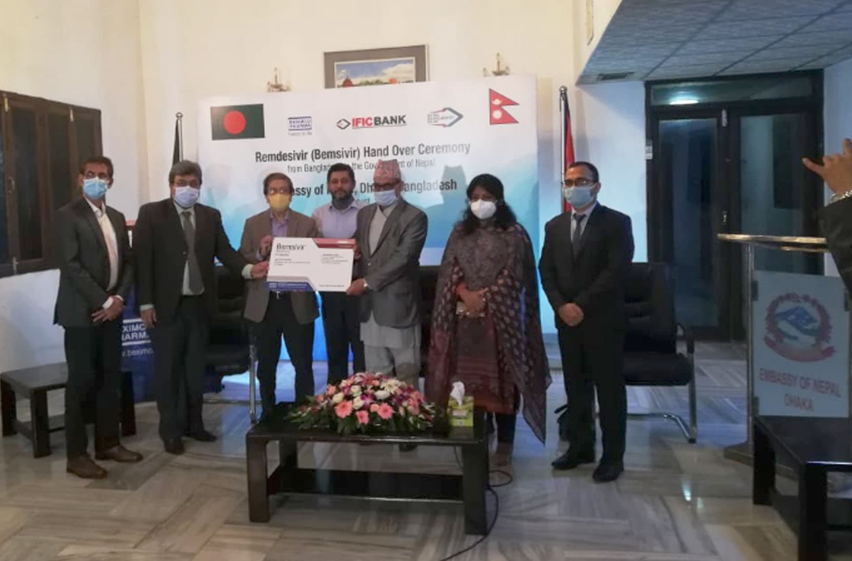 नेपाल बंगलादेश बैंकद्धारा जीवन रक्षक मानिएको औषधि ‘रेन्डिसिभियर’ हस्तान्तरण