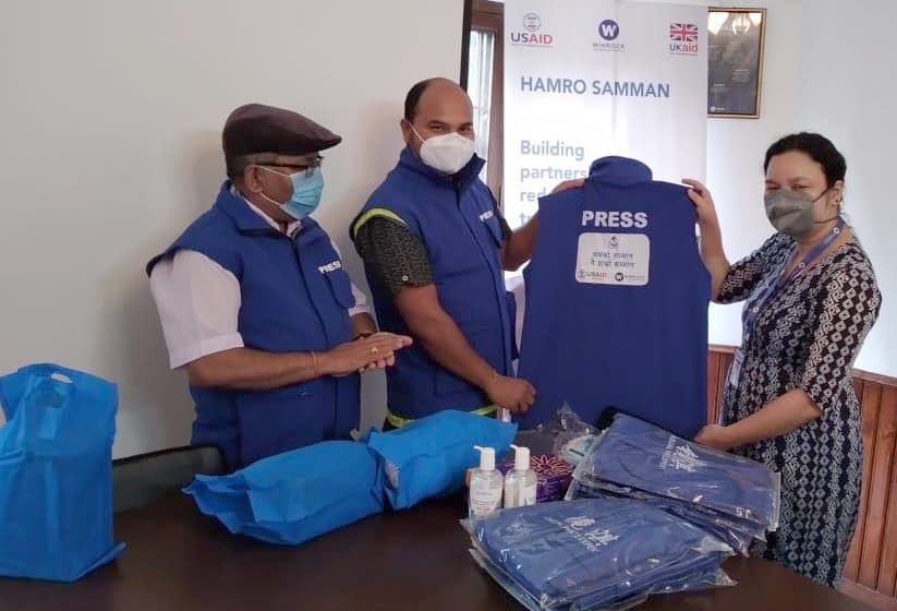 हाम्रो सम्मान परियोजनाद्धारा संचारकर्मीलाई स्वास्थ्य सुरक्षा सामाग्री प्रदान