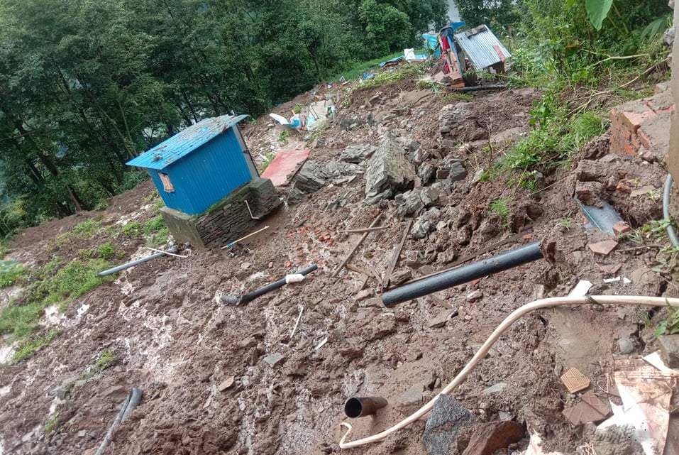सिन्धुपाल्चोकमा पहिरोमा पुरिएर ७ जनाको मृत्यु, ३ जना बेपत्ता