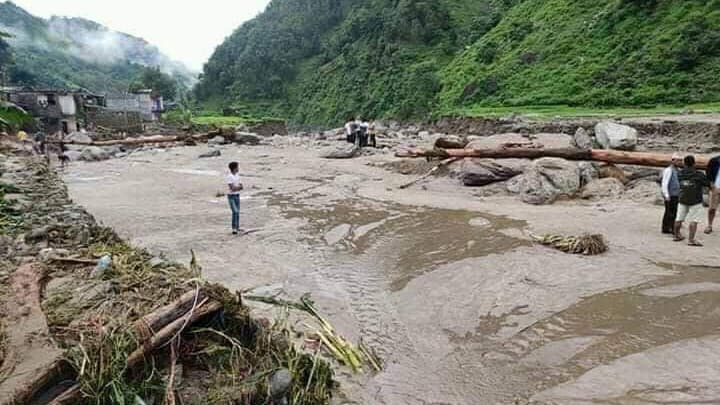 अछामको कैलाश खोलामा आएको बाढीले बस्ती बगाउदा ६ को मृत्यु, १९ जना बेपत्ता