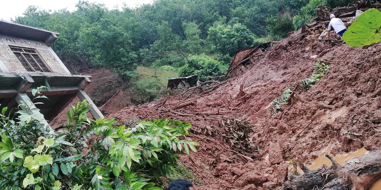बागलुङमा पहिरोले पाँच घर पुर्‍यो, एक बेपत्ता