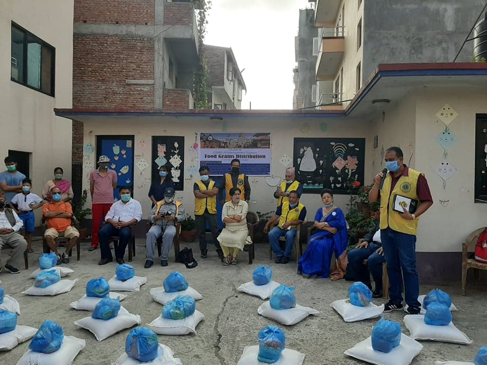 लायन्स क्लवद्धारा भक्तपुरको बालकोटमा ७० बिपन्न परिवारलाई राहत वितरण