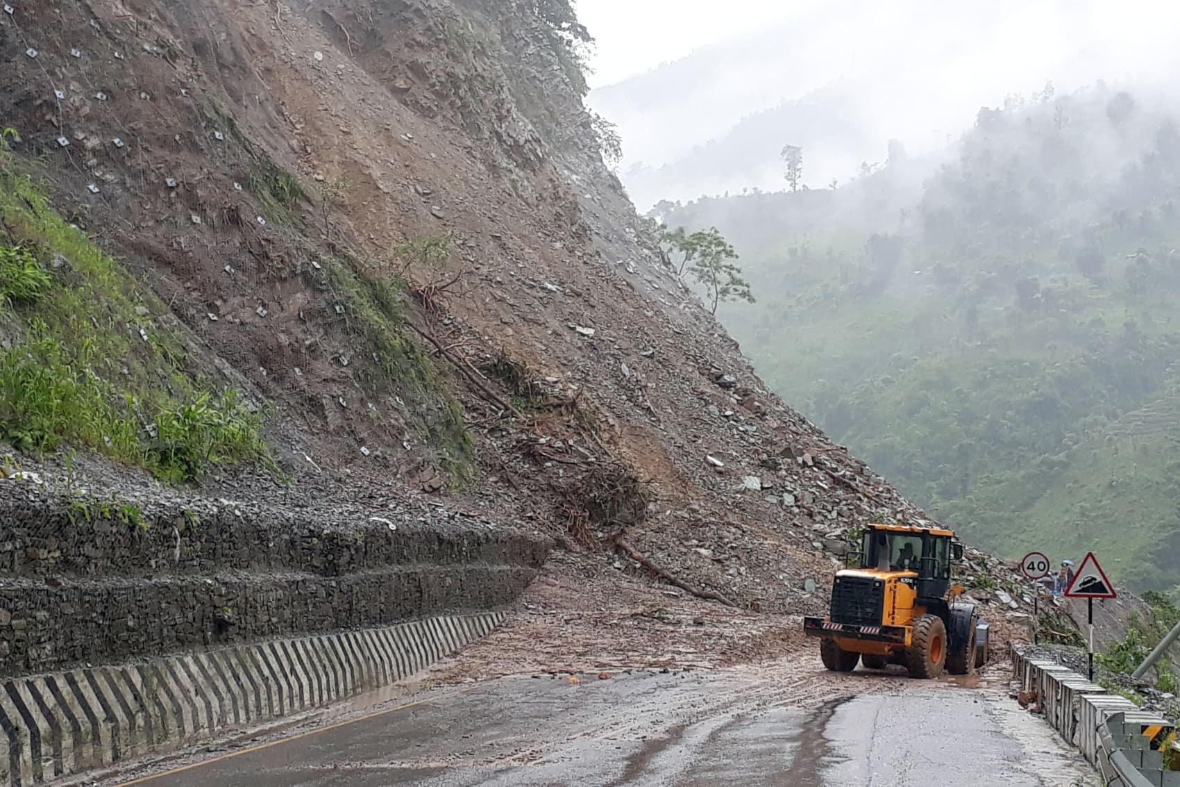 पहिरोका कारण नारायणगढ-मुग्लिन सडक अवरुद्ध