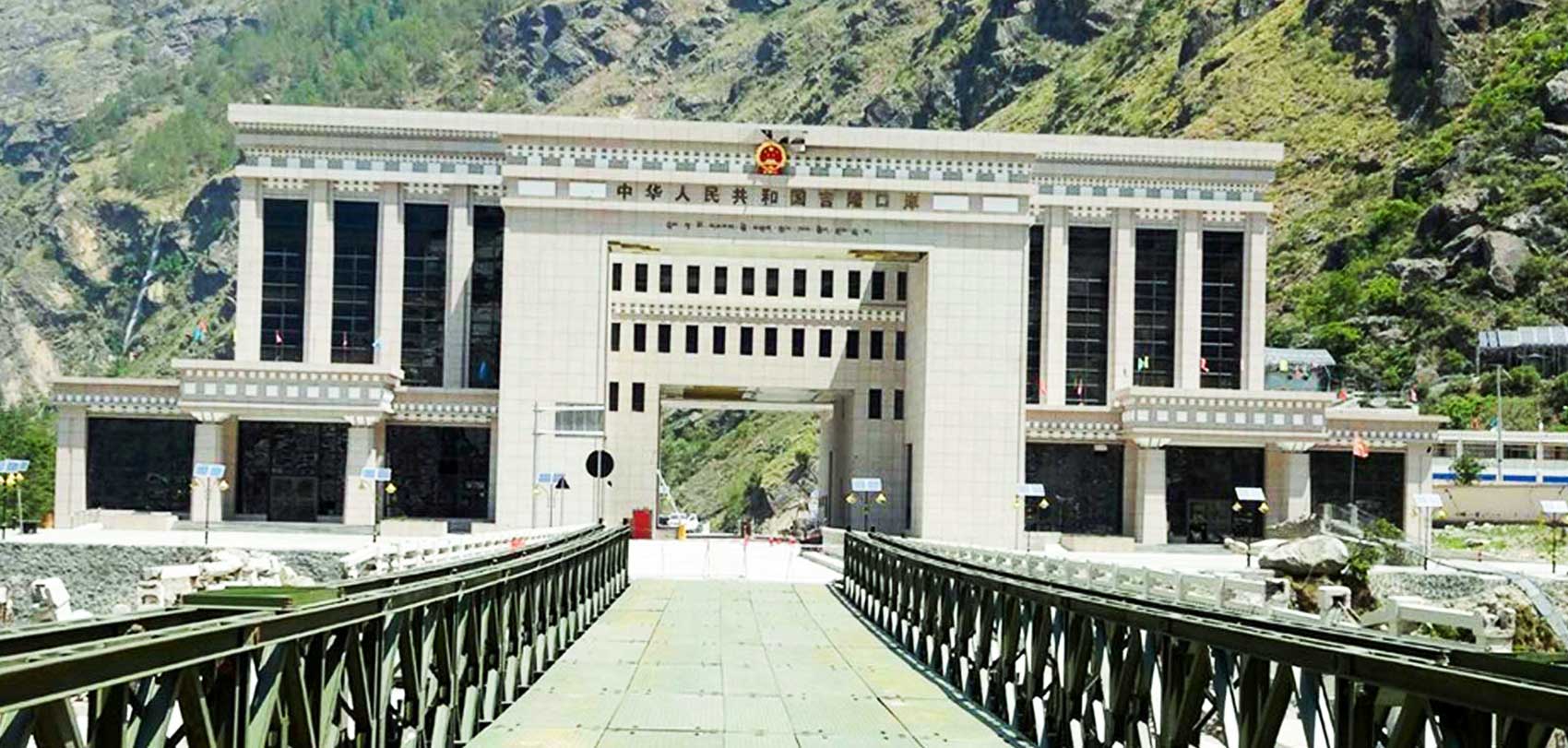 कामदारमा कोरोना देखिएपछि तातोपानी नाका खुलेको एकदिनमै बन्द