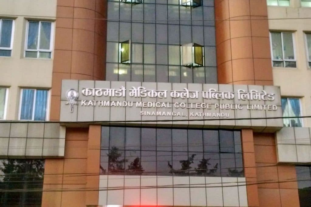 सिनामंगलस्थित केएमसी अस्पतालको तेस्रो तलाबाट हामफालेका युवकको मृत्यु