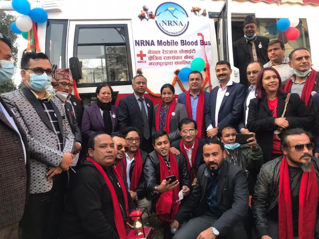 एनआरएनएद्धारा भरतपुर महानगरलाई ‘रक्त संकलन घुम्ती बस’ हस्तान्तरण